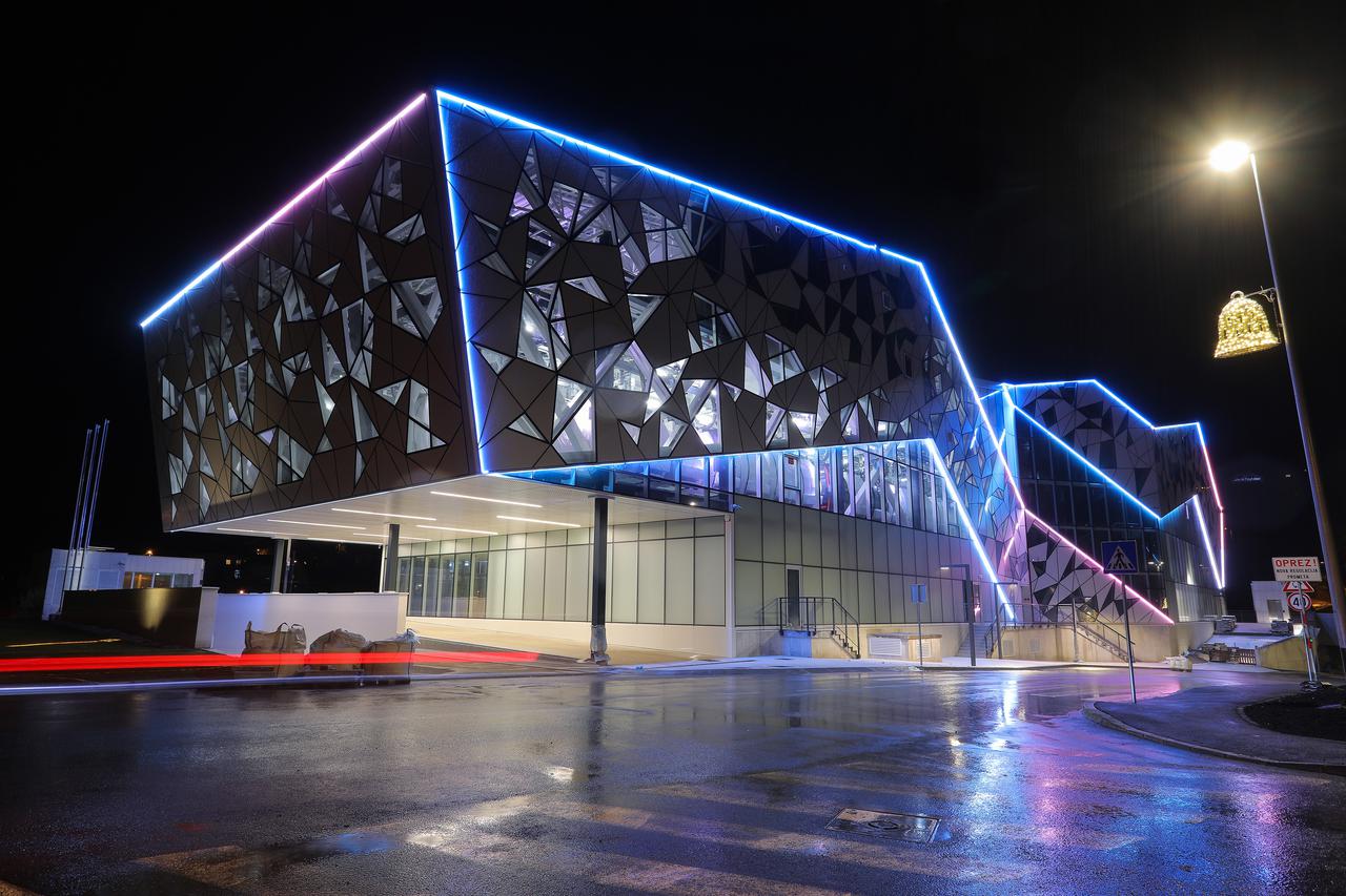 Zagreb: Blagdansko osvijetljeno pročelje zgrade nove sljemenske žičare