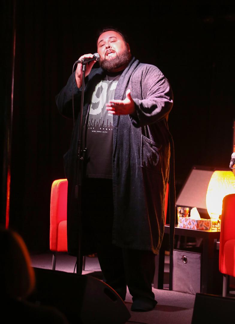 Na pozornici se pojavio u kućnom ogrtaču i kućnim papučama. Publici je objasnio kako je u ovakvom modnom izdanju zadnjih šest mjeseci i neka mu ne zamjere.