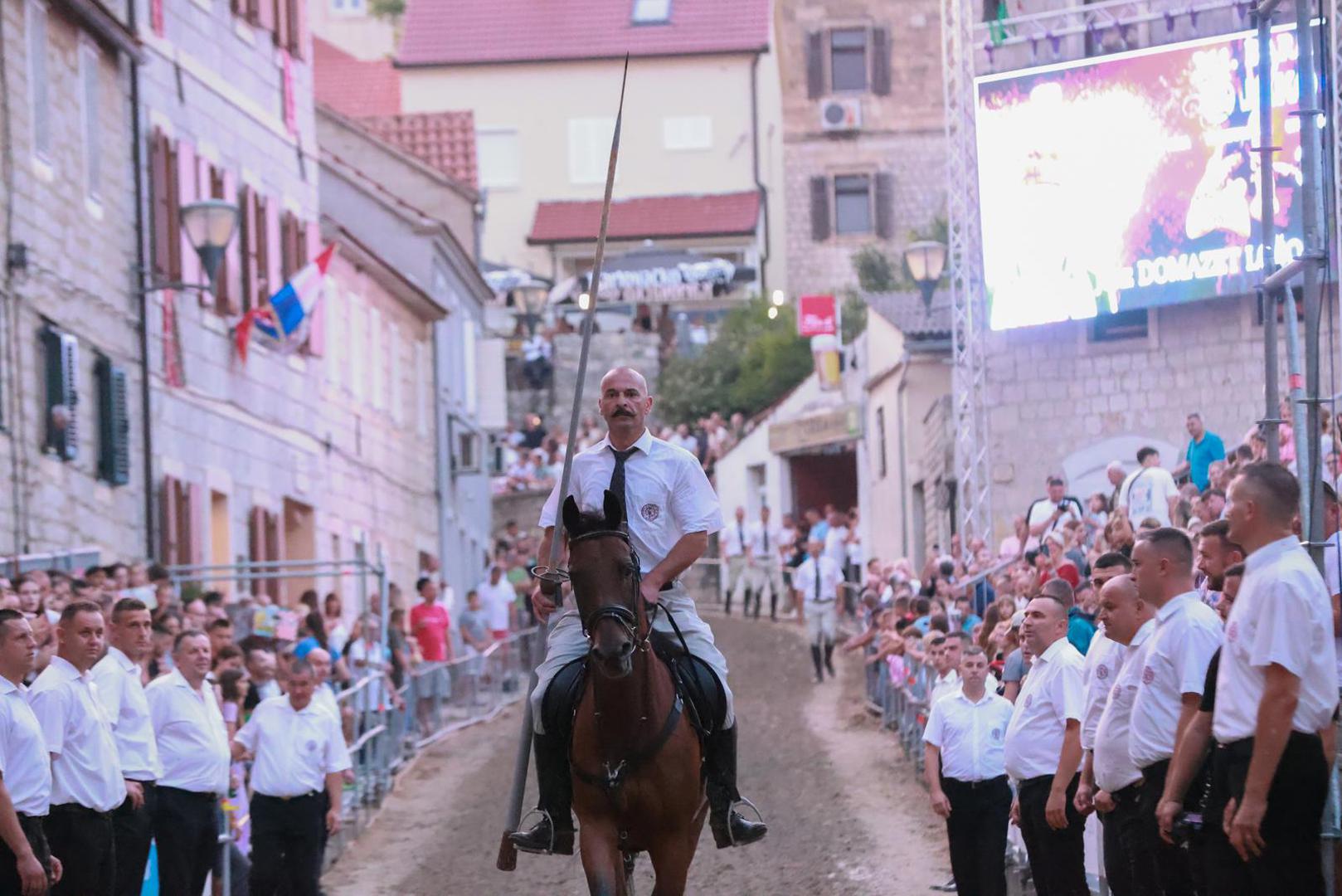 Ceremonijal koji tradicionalno prethodi natjecanju skraćen je kako bi alkari mogli što prije izaći na stazu.