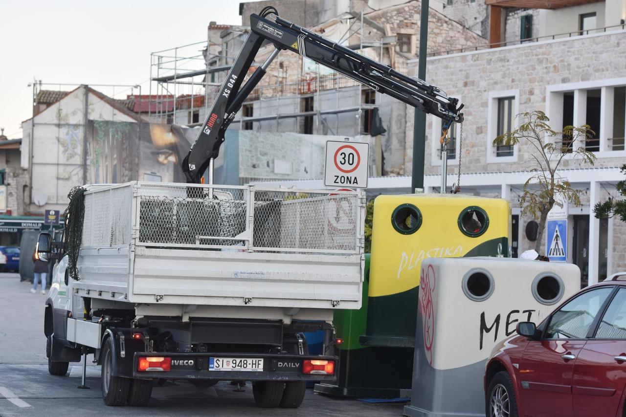 Šibenik: Radnici tvrtke Zeleni grad tijekom jutra prazne kontejnere s odvojenim otpadom