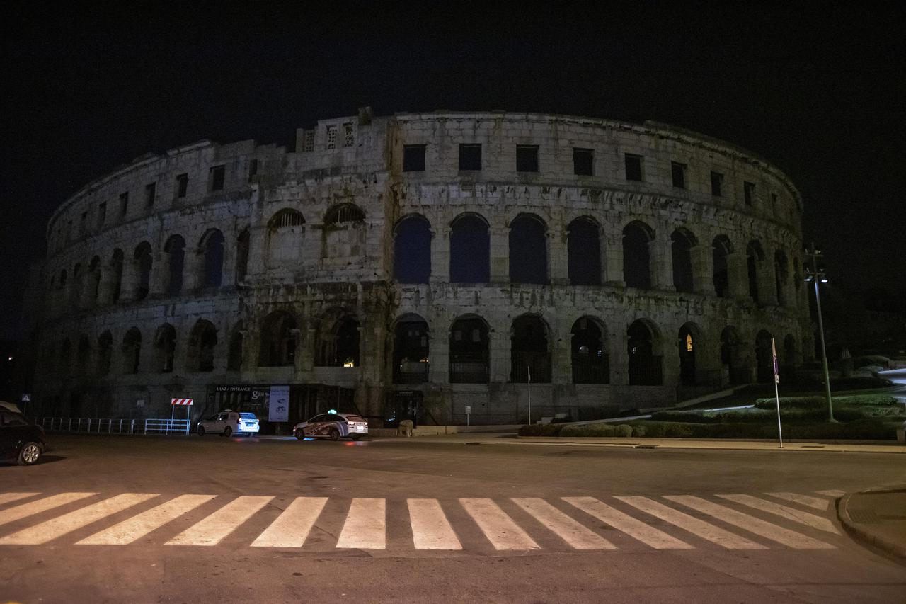 Arena u Puli bez rasvjete povodom najveće ekološke akcije "Sat za planet Zemlju" 