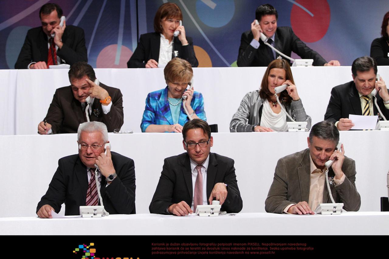 Uz nas niste sami  (1)