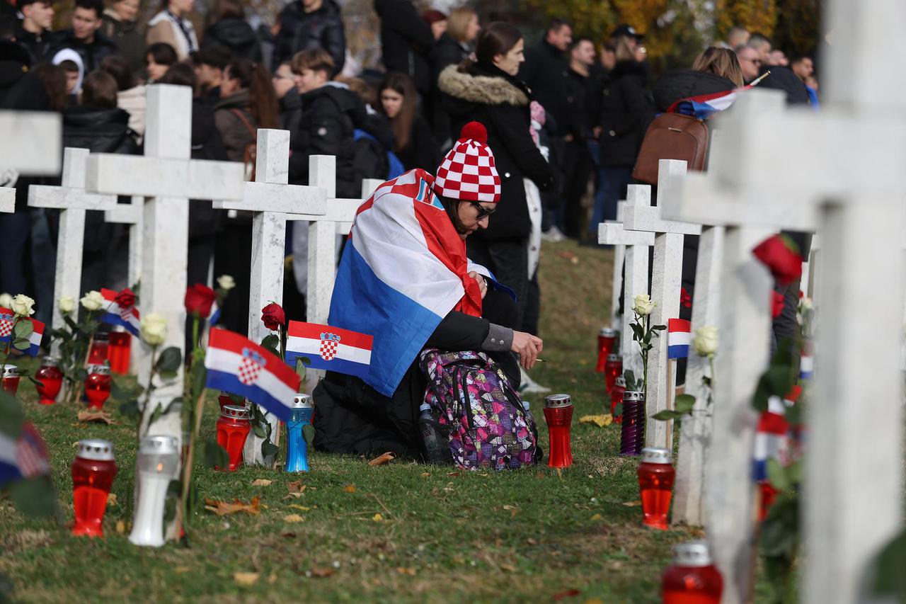 Vukovar: Polaganje vijenaca na Memorijalnom groblju