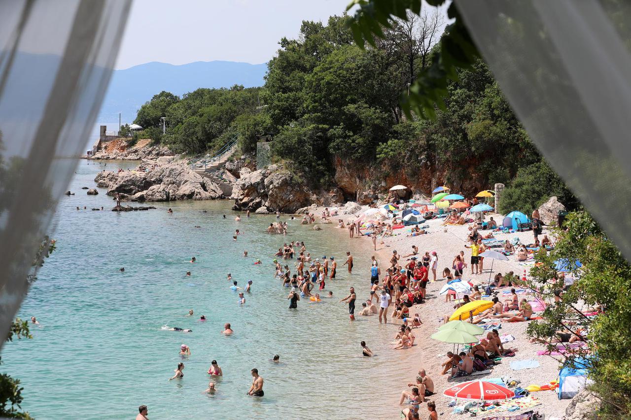 Kostrena: Plaža Nova voda puna kupača