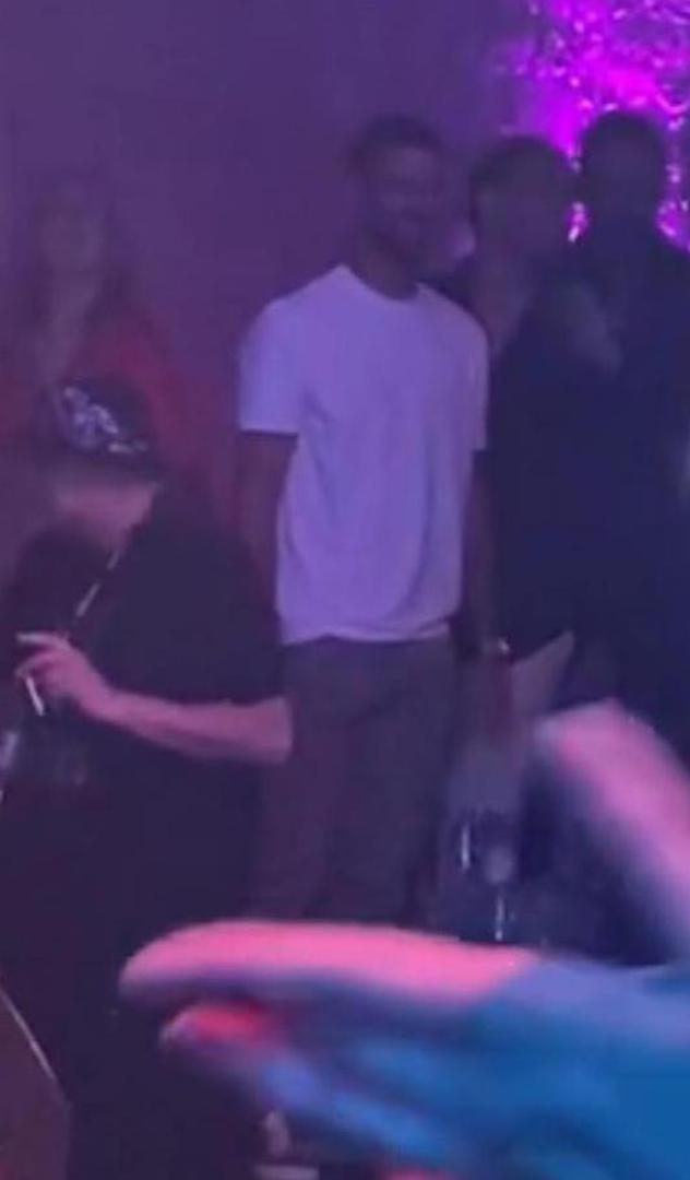 No bilo je i onih koju su stali Đokoviću u obranu. "Svi sad prave veliku stvar od ovoga, ali vjerujem da Novak tada nije znao kakvim poslovima se bavi Diddy", "Ljudi, svi smo mi mislili prije da je Diddy super lik", pisali su korisnici X-a. 