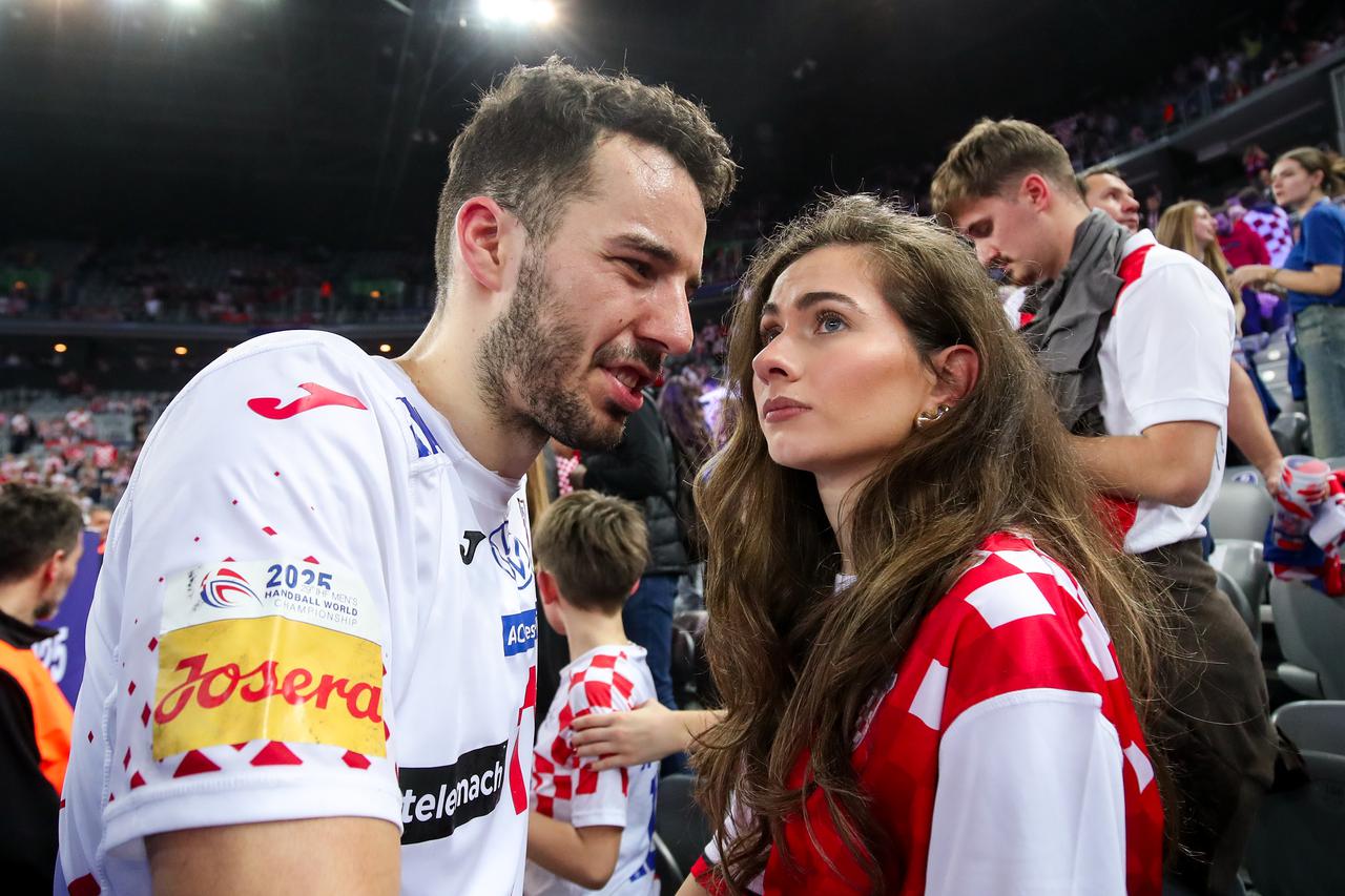 Malmo: Igrači Hrvatske u zagrljajima nakon pobjede protiv Švicarske