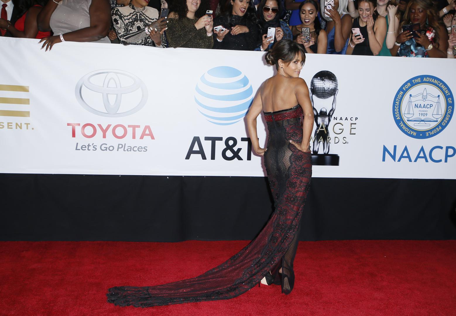 Na 49. dodjeli nagrada "NAACP Awards" svi pogledi bili su usmjereni prema jednoj glumici – Halle Berry koja je odabirom prozirne haljine dizajnerice Reemi Acre plijenila pozornost.