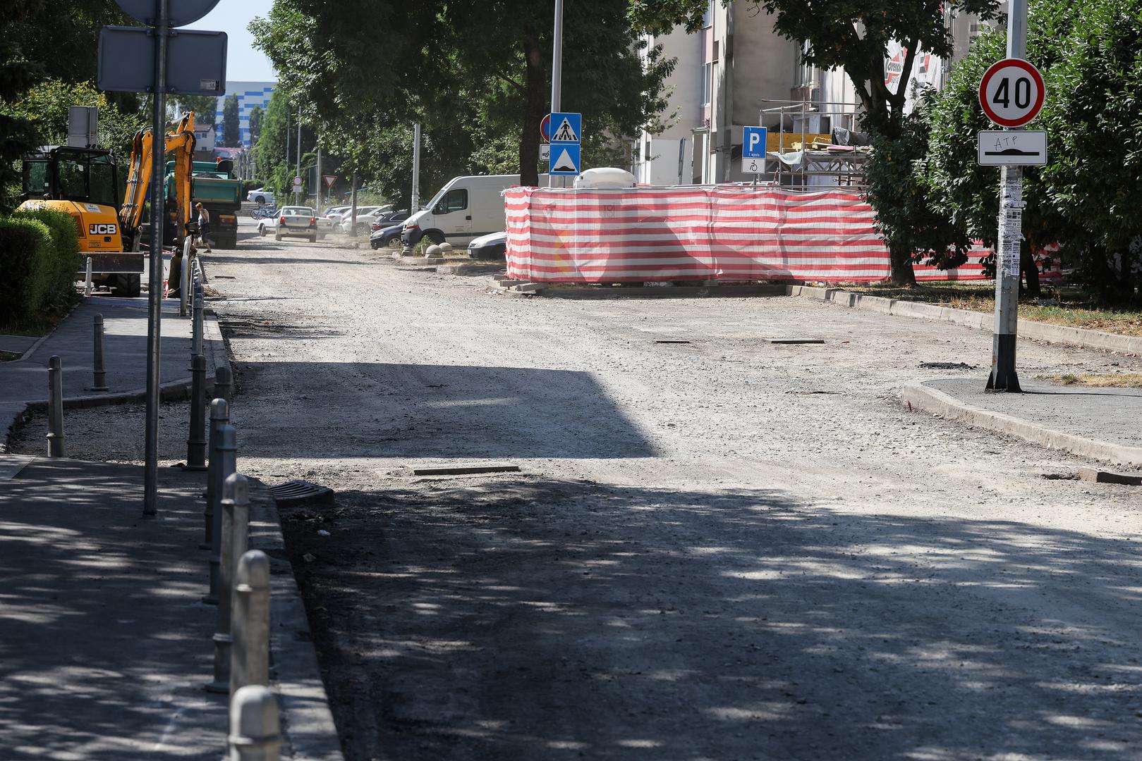 Drugi je sarkastično dobacio: "Polako, zagrijavaju se, ne ide ti to preko noći", a našlo se i nekoliko njih koji su autoru objave poručili da se on primi lopate "ako mu se kopa na +40" te ga pitali "hoće li djeca u školu idući tjedan?". 