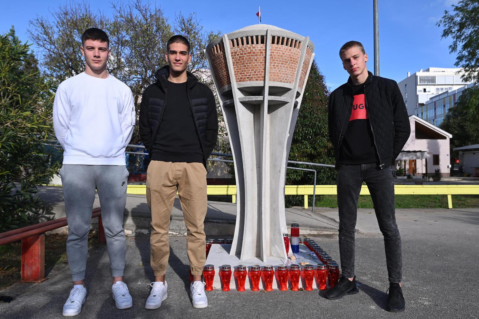 Maketa je u mjeri 1:25, a teži gotovo tonu. Projekt je počeo od dizajniranja u programu, a najteže im je bilo rezati i slagati prave cigle. 