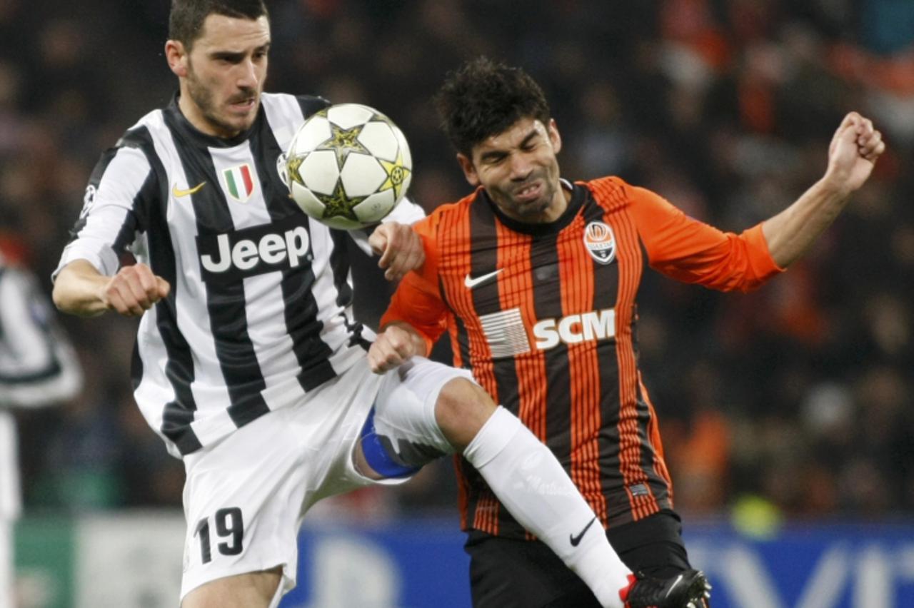 'Shakhtar Donetsk's Eduardo (R) fights for the ball with Juventus' Leonardo Bonucci during their Champions League Group E soccer match at the Donbass Arena in Donetsk December 5, 2012. REUTERS/Anato
