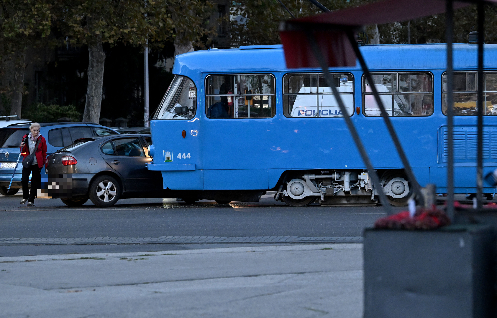 Tramvajski promet je uspostavljen ponovno oko 18 sati i 20 minuta, doznajemo pak iz ZET-a, a zbog policijskog očevida promet je usporen na Maksimirskoj cesti u smjeru istoka pa se stvaraju dodatne gužve i čekanja te se vozači pozivaju na oprez.