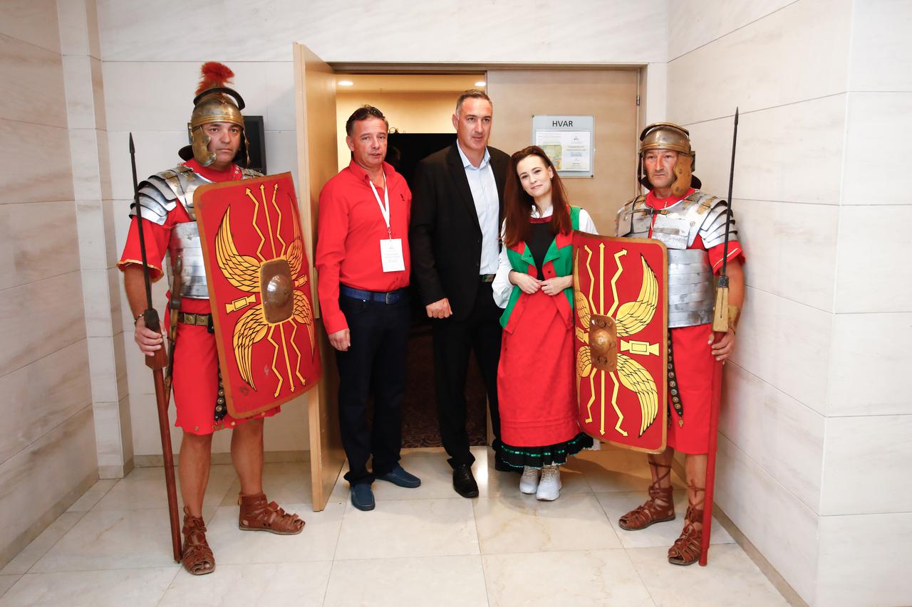 Otvaranje druge međunarodne konferencije Kralj Artur i Lucije Artorije Kast u Podstrani