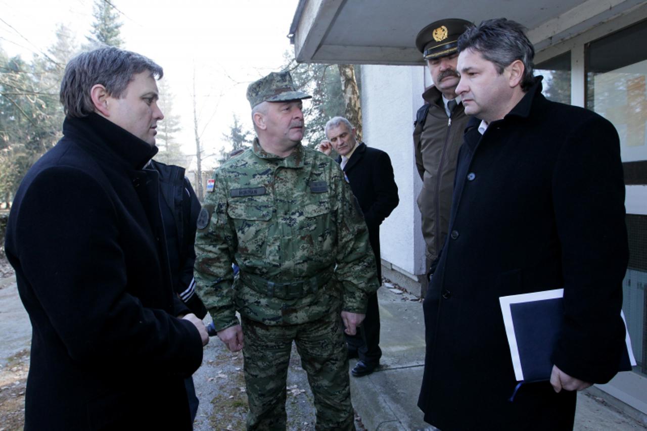 '04.02.2011., Koprivnica - HV je Gradskoj upravi predao bivsu vojarnu Ban Krsto Frankopan. Grad je na to cekao tri godine. Na fotografiji su predstavnici MORH-a s gradonacelnikom Zvonimirom Mrsicem (p