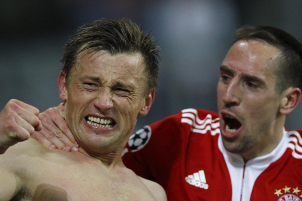 'Bayern Munich\'s Ivica Olic (L) celebrates his goal with his teammate Franck Ribery during their Champions League soccer match against Manchester United in Munich March 30, 2010. REUTERS/Thomas Bohle