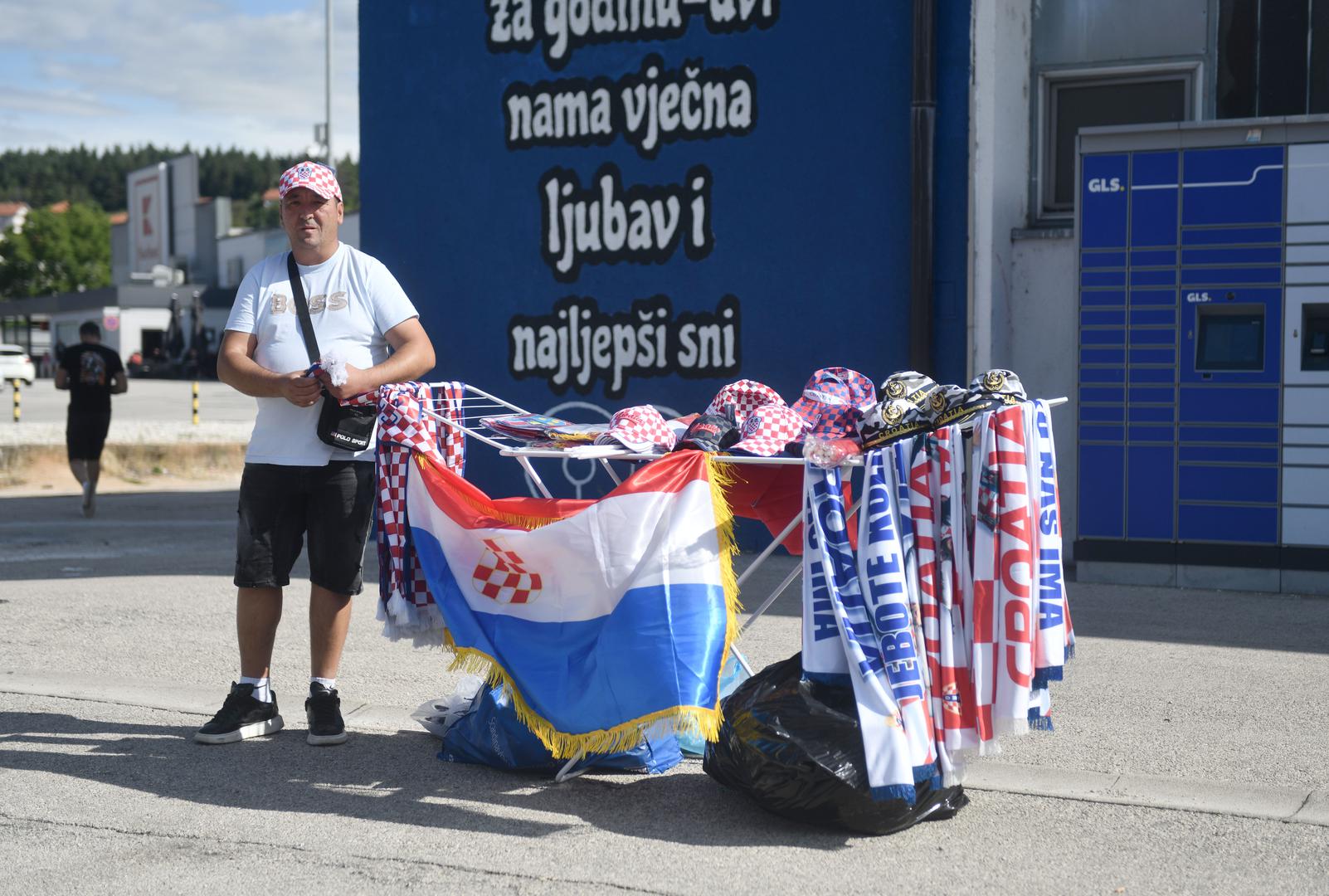  "Iz sigurnosnih razloga molimo sve posjetitelje da ostanu unutar sektora u koje su raspoređeni. Po završetku koncerta predviđen je nastavak zabavnog programa", piše na njegovu profilu na Facebooku. 