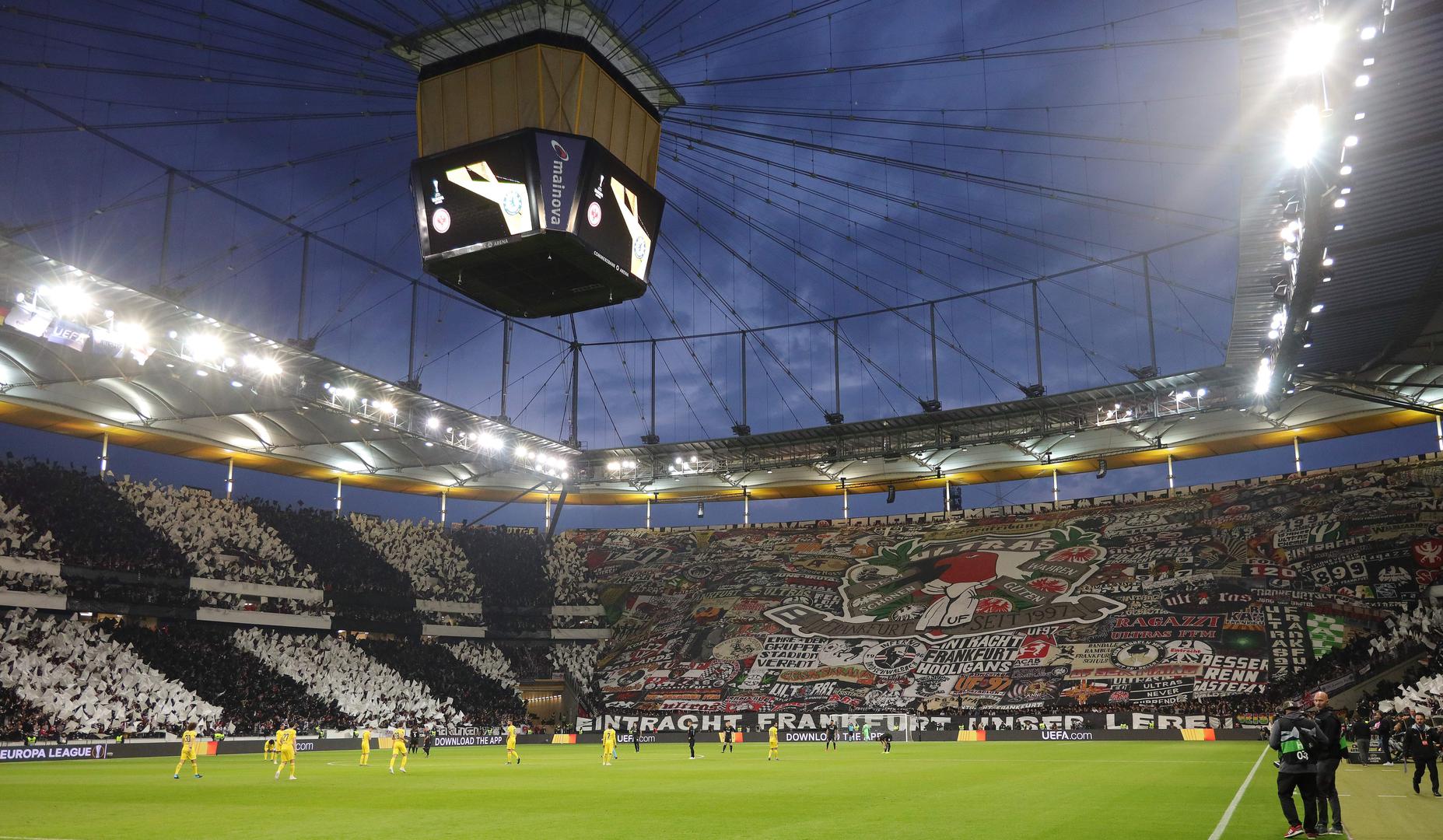 Više od 45 tisuća navijača na Commerzbank stadionu sjajnom koreografijom dočekali su igrače obje momčadi