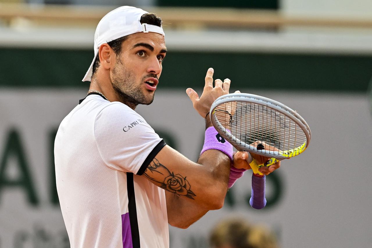 Novak Djokovic remporte sa place en demi finale face à Matteo Berrettini lors des internationaux de France de Roland Garros à Paris