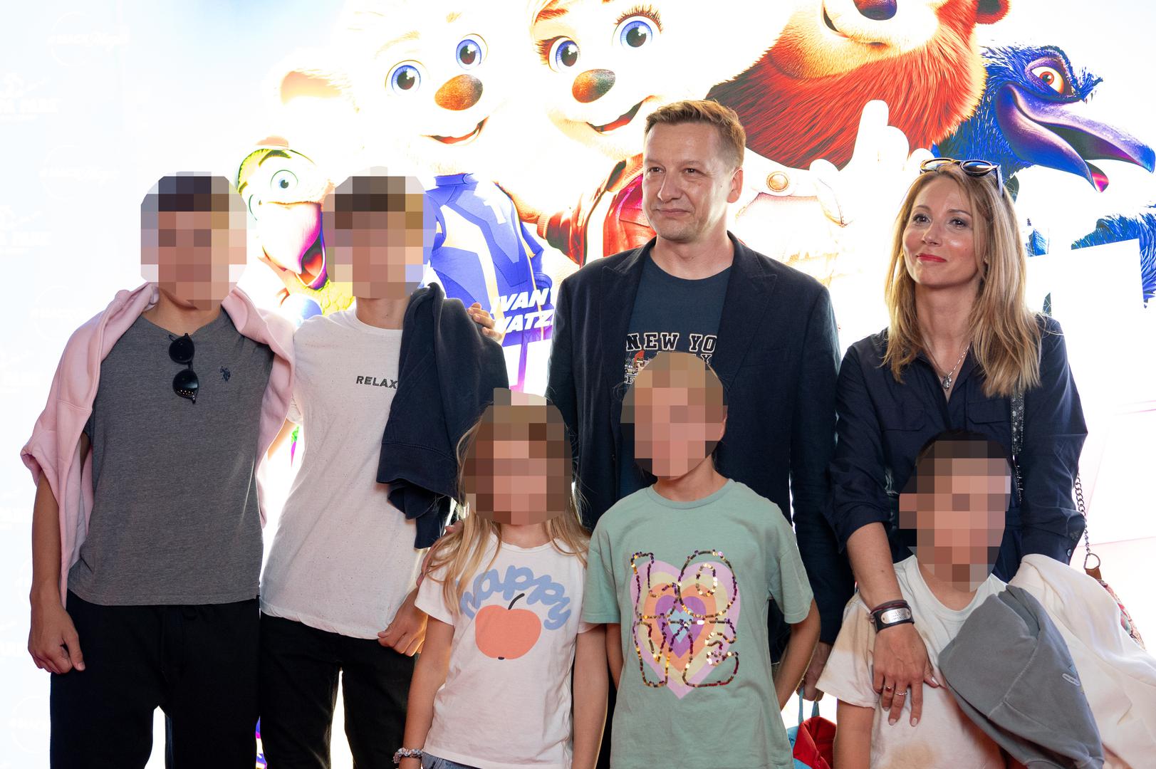 
S obitelji je stigao i ministar turizma Tonči Glavina te televizijski voditelj Tomislav Jelinčić. 