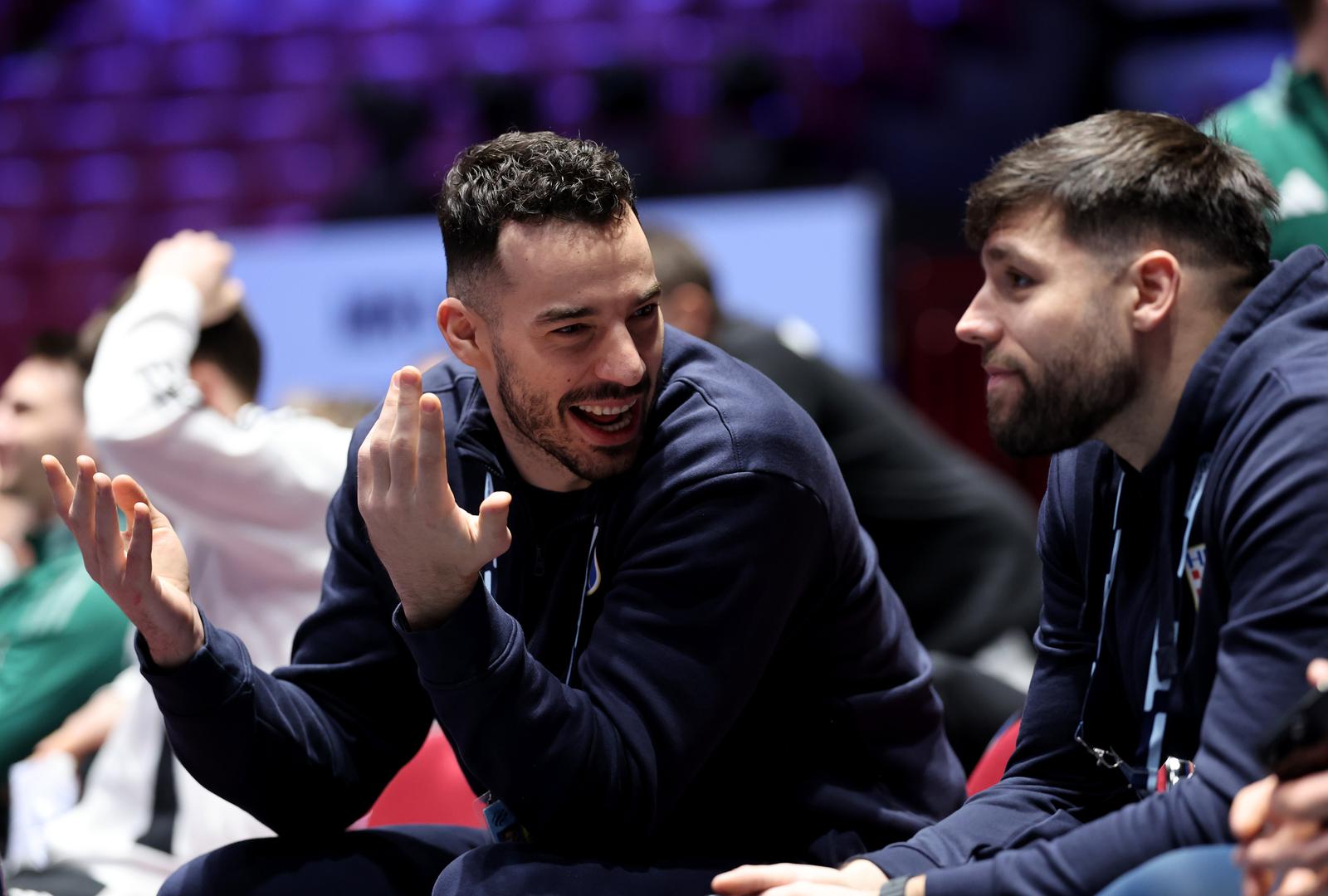 Danas bi jako dobro došao Hrvatskoj na terenu, ali zbog teške ozljede morat će propustiti ostatak turnira. Kamere su ga "ulovile" u društvu suigrača pred utakmicu s Mađarskom.