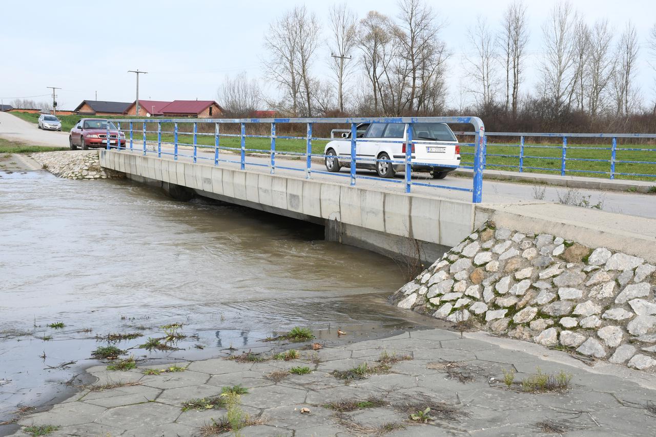 Sisak: Prestanak oborina i poboljšanje vremena doprinijelo padu vodostaja rijeke Save