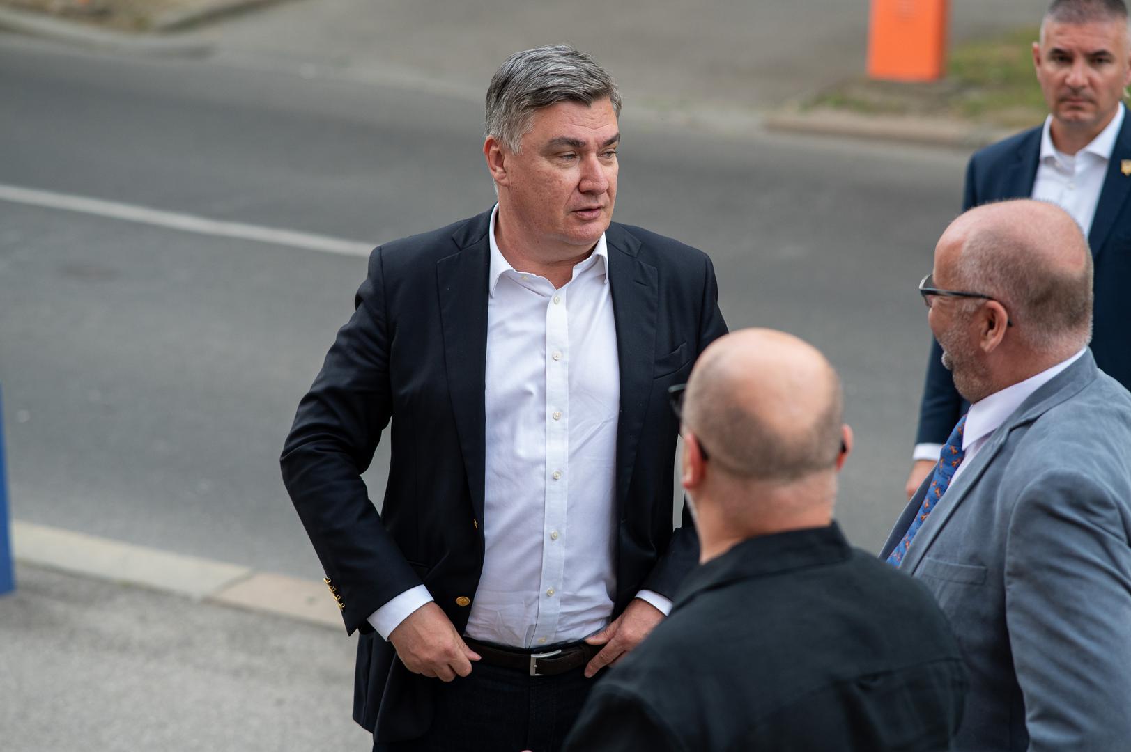 Iako su politički konkurenti, ipak, Zoran i Gordan rodbinsku vezu nikako ne mogu izbjeći. ''Juha braće Marx'' u režiji je Kokana Mladenovića, koji je i autor teksta, a uloge imaju, između ostalih, Goran Malus, Davor Svedružić, Ognjen Milovanović, Nina Kaić Madić i Nera Stipičević.