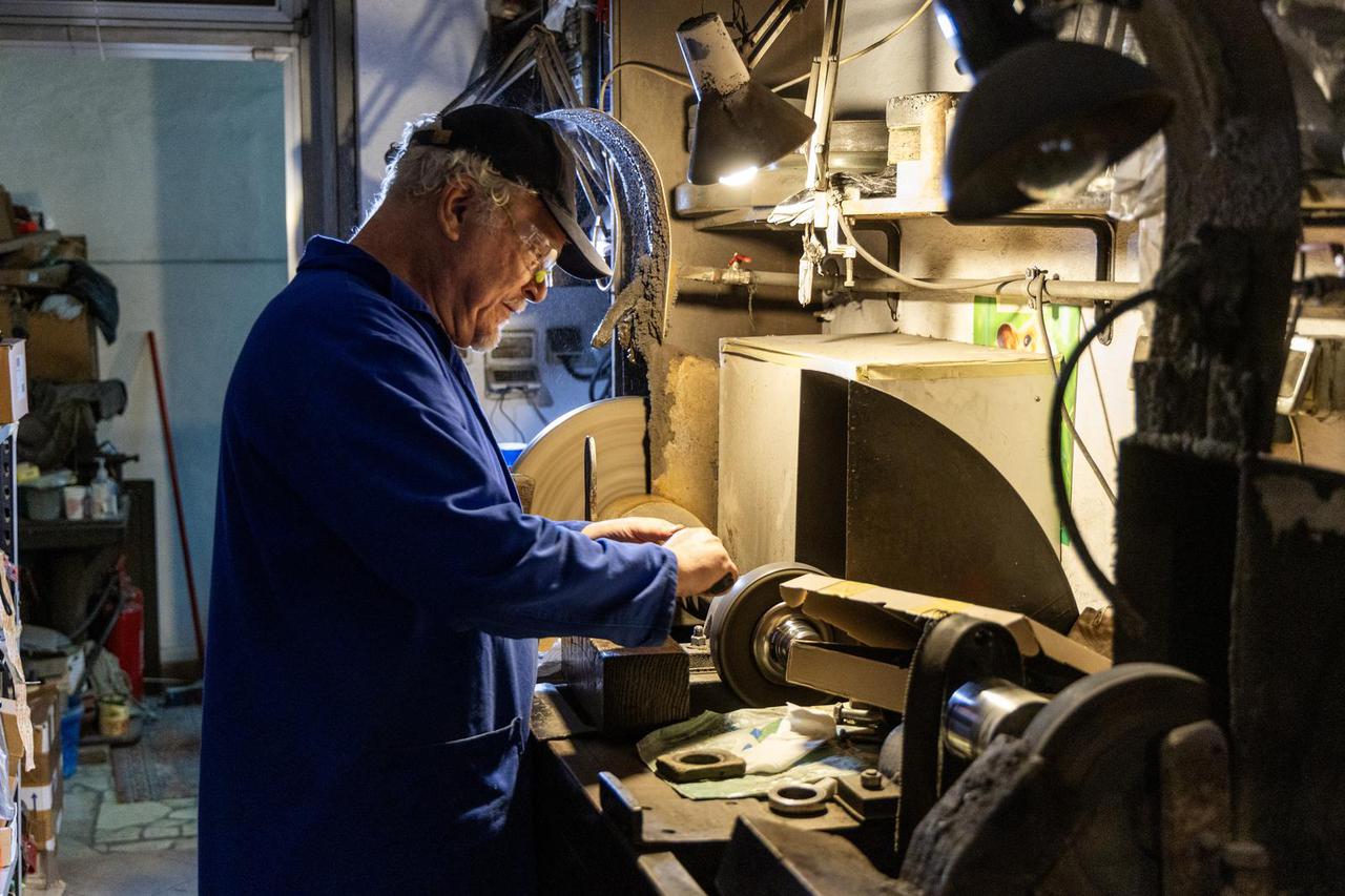 Pula: Tibor je jedinstveni oštrač noževa u maloj radioni u centru Pule