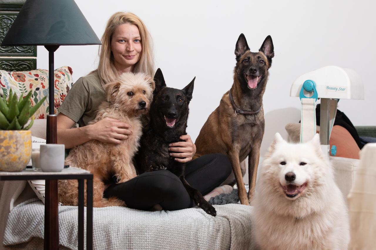 Dora Perši sa psima koje čuva u svom domu