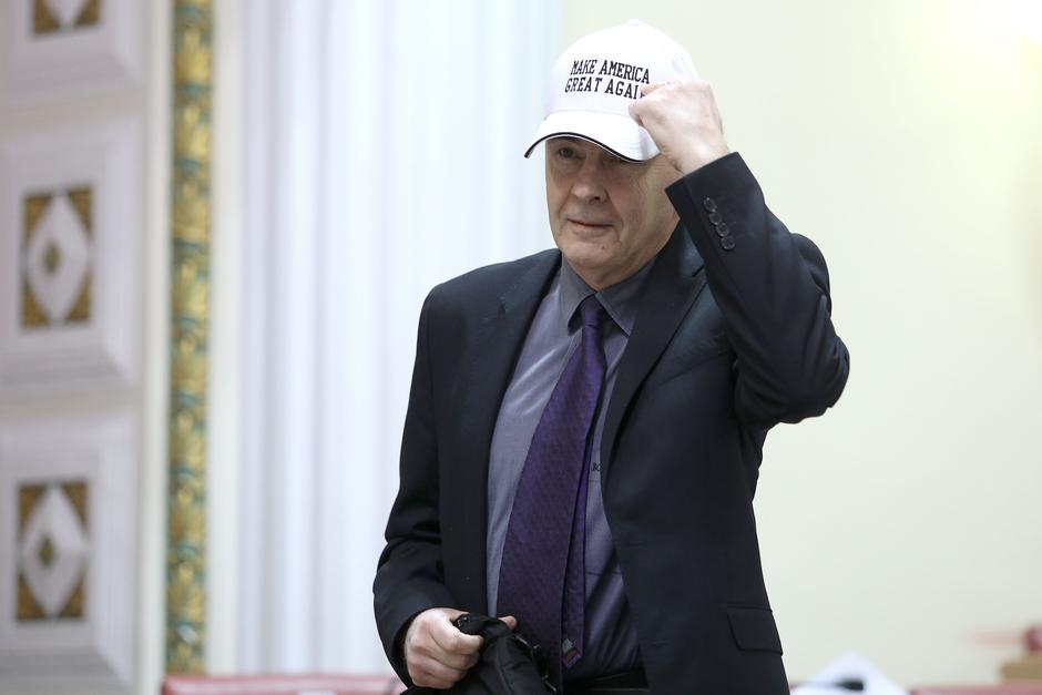 Zagreb: Zastupnik Željko Glasnović u Saboru se pojavio s kapom iz Trumpove kampanje