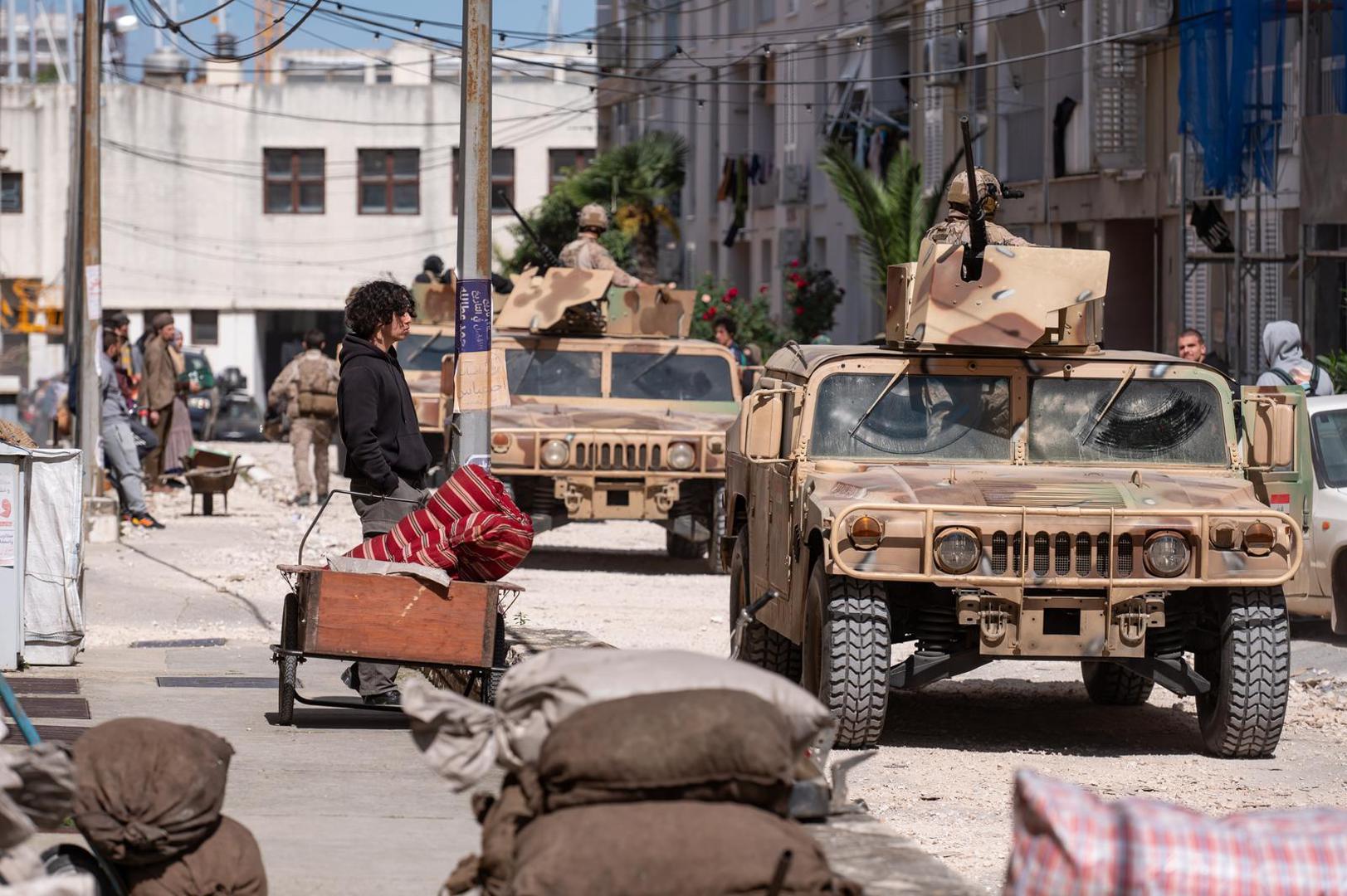 Zadarski kvart Voštarnica dobio je zanimljivo novo ruho. Ulicom prolaze tenkovi, stanari viđaju vojnike s oružjem, no nema uzbune jer tamo se snima američka serija 'The Terminal List: Dark Wolf'.