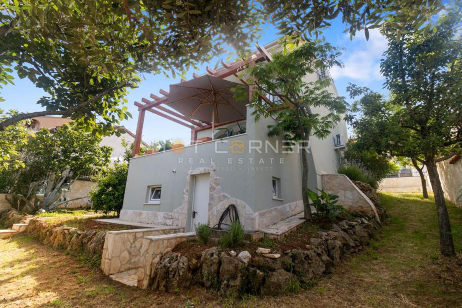 Na katu kuće su dvije spavaće sobe, od kojih jedna ima nevjerojatan otvoren pogled na more i otoke, radna soba te kupaonica s tuš kabinom.

