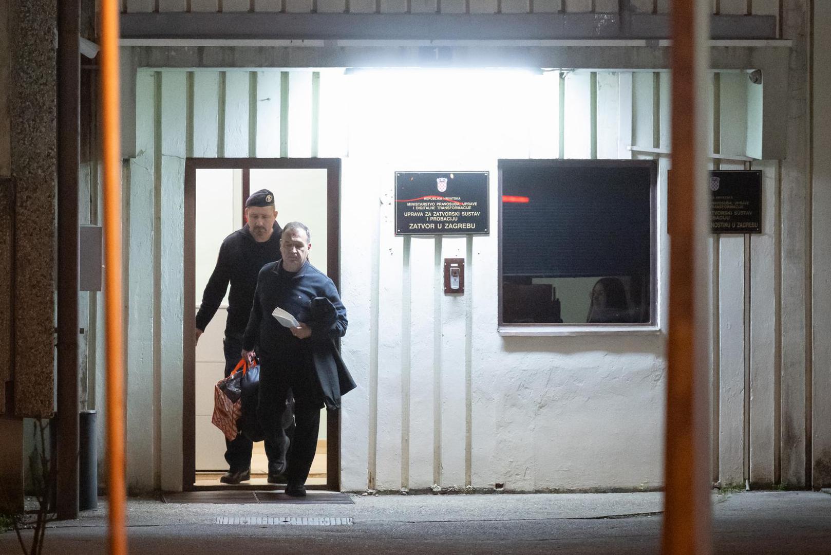 Njegov izlazak zabilježile su fotografije na kojima je vidljivo da je bio dobro raspoložen, a u rukama je nosio knjigu "Faktologija: Deset razloga zašto pogrešno vidimo svijet i zašto je sve mnogo bolje nego što mislimo".