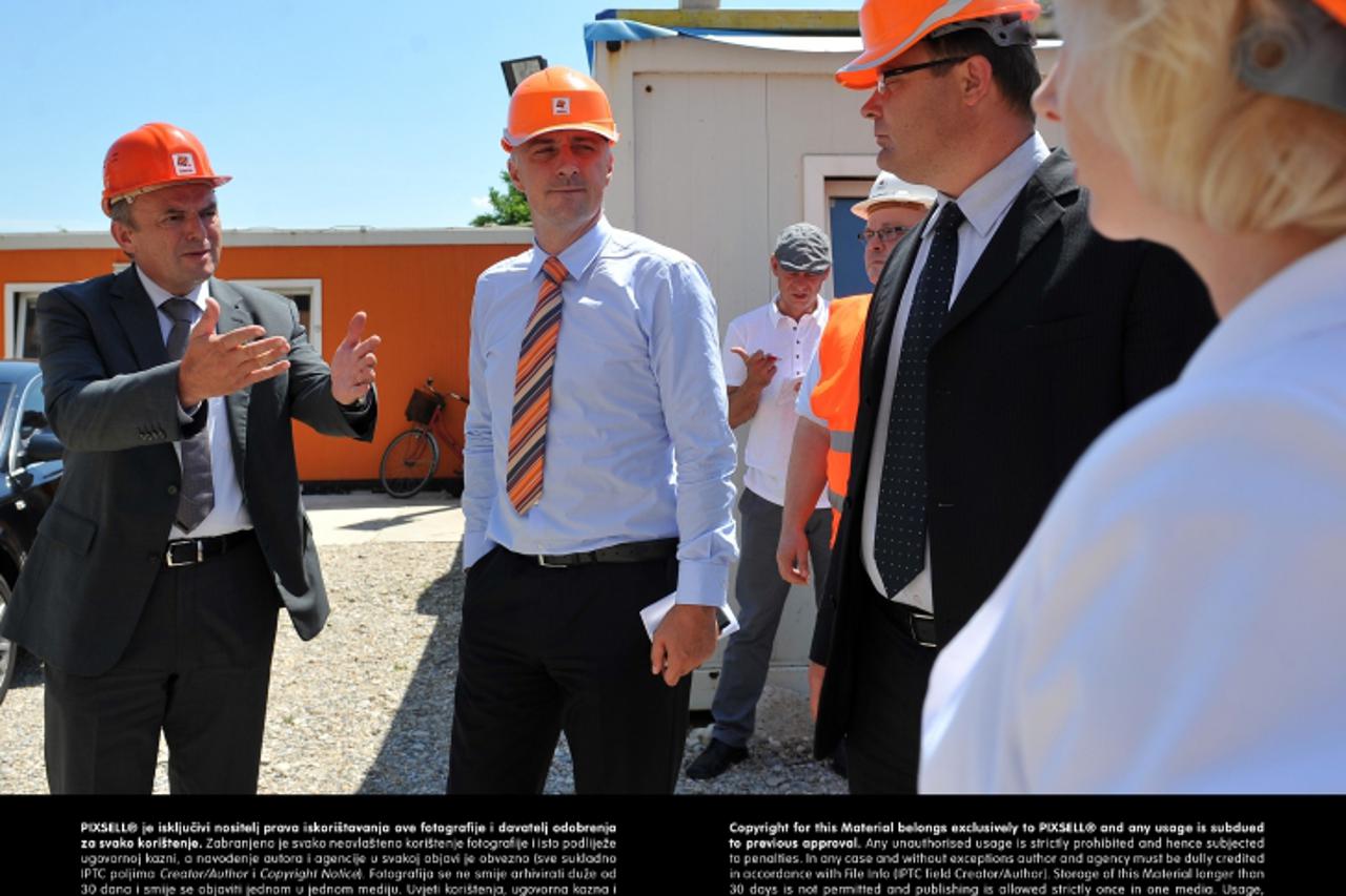 '19.06.2012., Ulica Vilka Novaka, Varazdin - Ministar graditeljstva Ivan Vrdoljak nakon sastanka u gradskoj vijecnici s gradskim i zupanijskim celnicima posjetio je POS naselje u izgradnji gdje ih je 