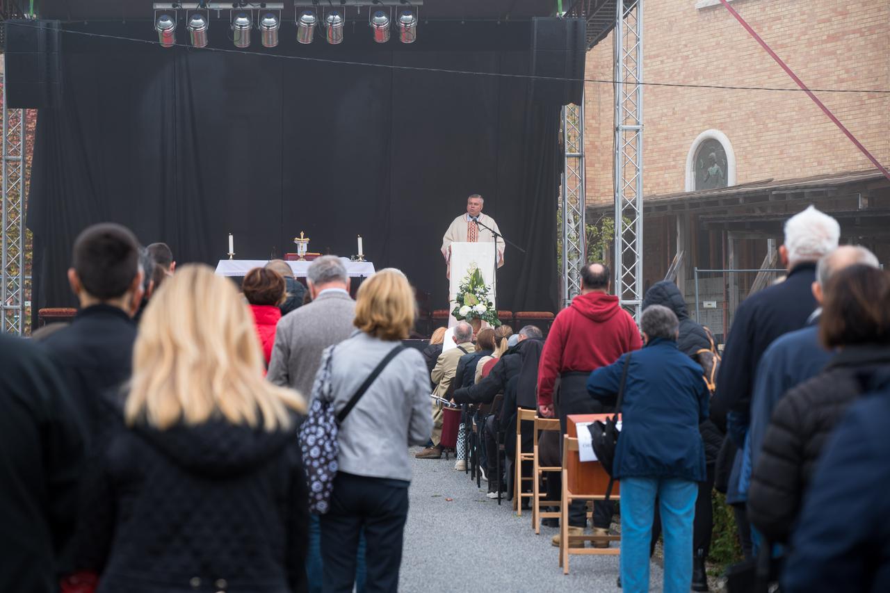 Zagreb: Građani obilježavaju dan Svih svetih na Mirogoju  