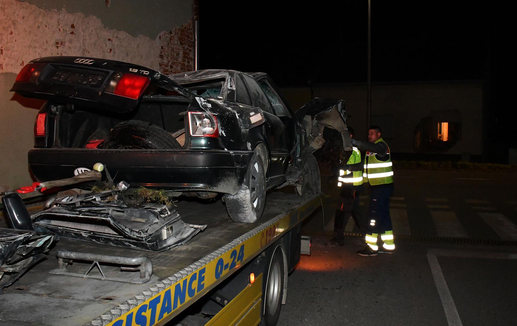 19.10.2020., Nova Gradiska - U ulici Ljudevita Gaja u Novoj Gradiski vozac se autom zabio u kucu, probio zid i zavrsio u dnevnom boravku. Cetrdesetogodisnji vozac automobila marke Audi je na mjestu dogadjaja poginuo.Photo: Ivica Galovic/ PIXSELL