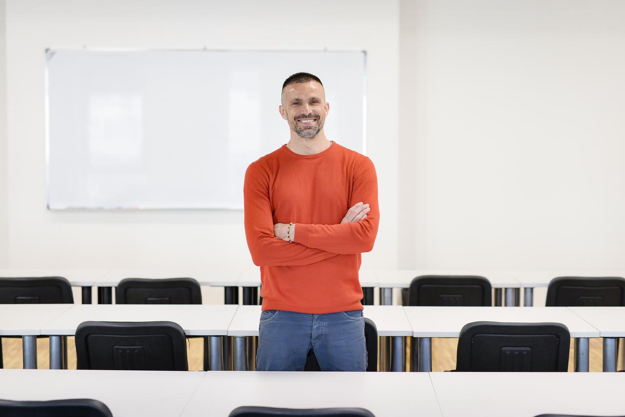 Zagreb: Profesor matematičar  Toni Milun pomaže video instrukcijama na internetu