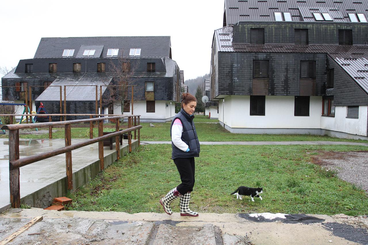 15.11.2013., Ogulin - Nakon velikog pozara u sijecnju 2011. godine u kojem je izgorjela sredisnja zgrada sa restoranom i sportskom dvoranom, HOC Bjelolasica uopce ne radi a cijelo je selo Jasenak pusto.