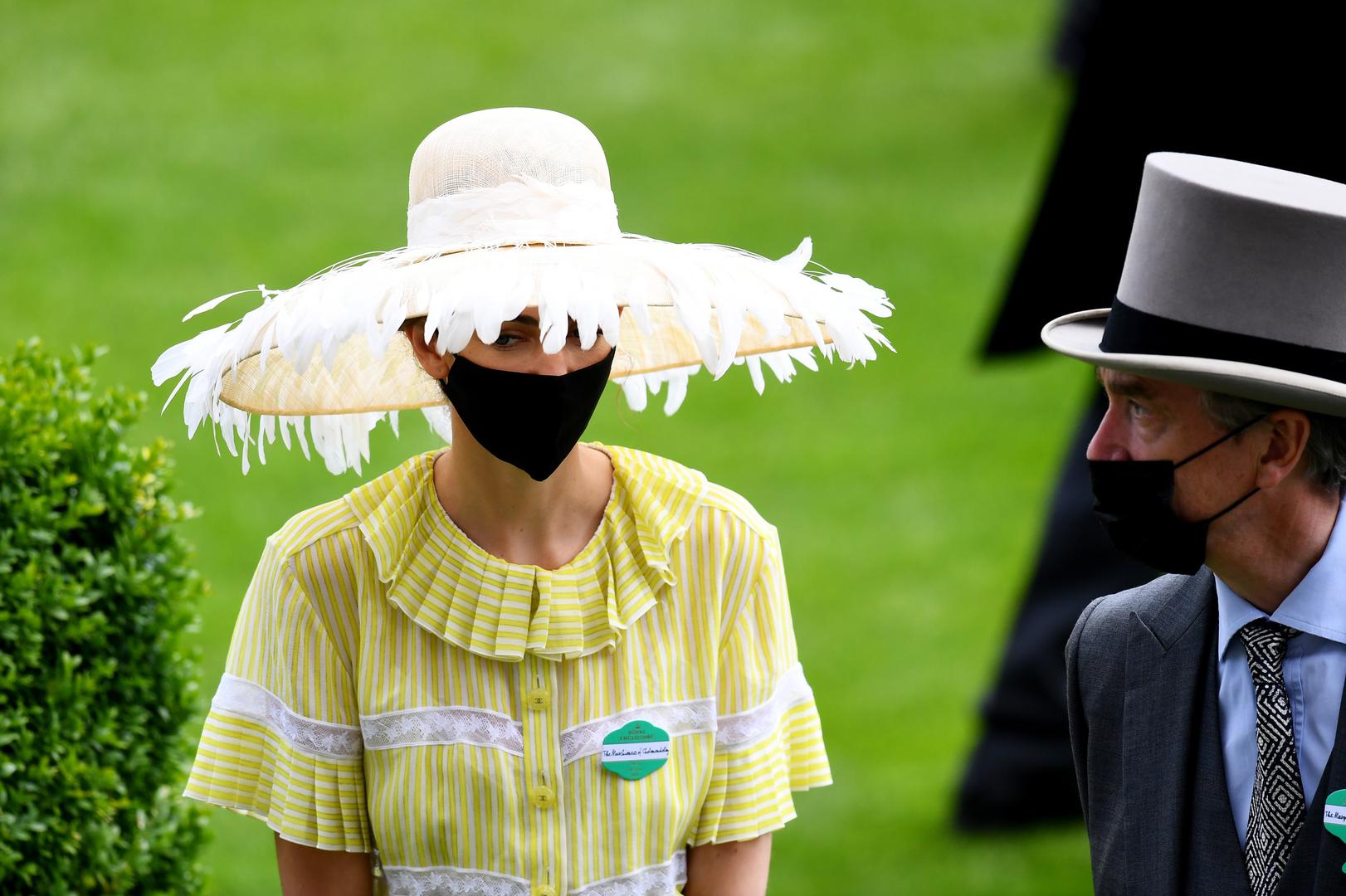 Suprug Rose Hanbury naslijedio je namještaj od obitelji Sassoon, čiji je on potomak preko svoje bake Sybil Sassoon, a navodi se kako je riječ o bogatstvu 'ukradenom od dinastije Qing', piše Time. 