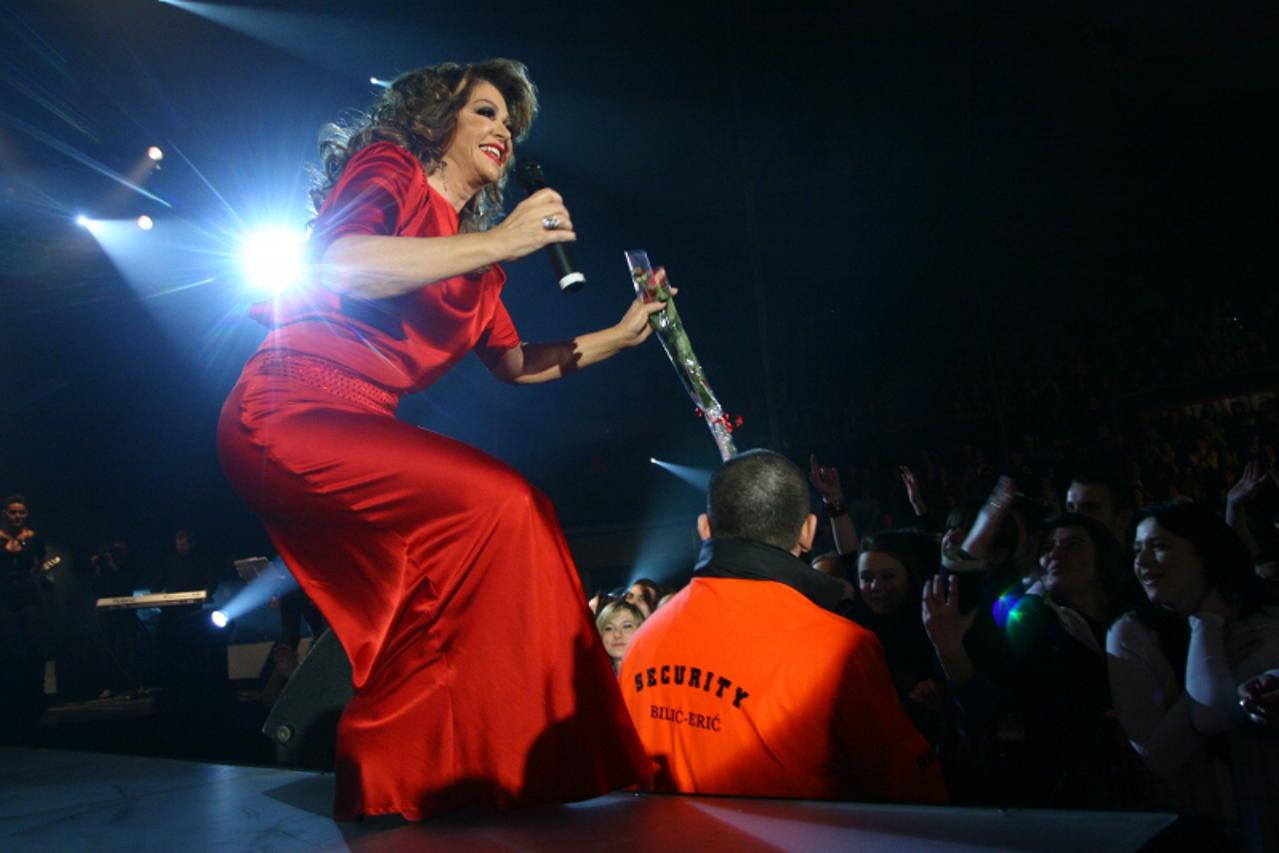 '19.03.2011.,Zagreb - Cibona, KC D. Petrovic, koncert Nede Ukraden. Neda je dobila ruze od publike. Photo: Goran Jakus/PIXSELL'