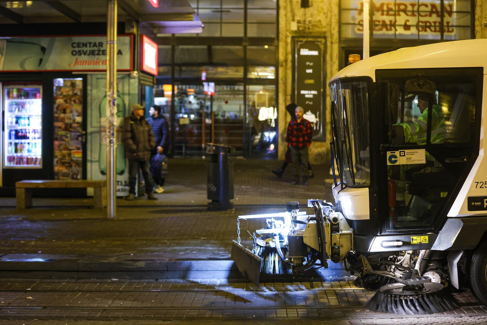 03.02.2025., Zagreb - Svecani docek hrvatske rukometne reprezentacije u Zagrebu nakon osvojenog drugog mjesta na Svjetkom prvenstvu. Radnici cistoce ciste Trg bana Josipa Jelacica nakon odlaska navijaca. Photo: Luka stanzl/PIXSELL