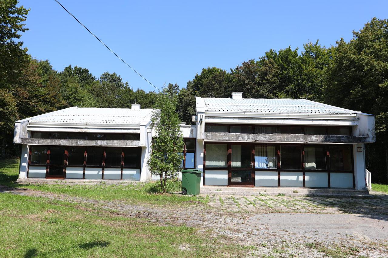 Zgrada nekadašnje područne škole Dubovac u Stativama