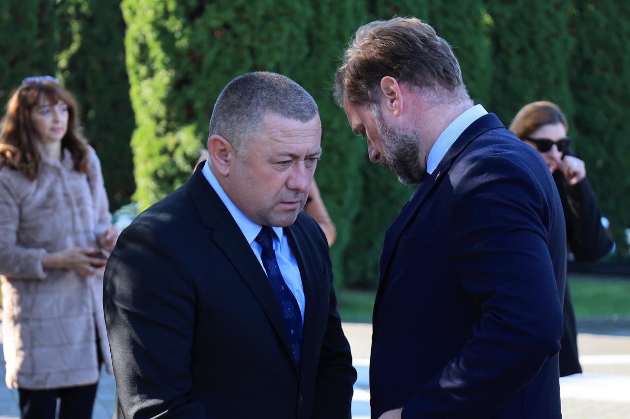 Vukovar: Ministar obrane položio je vijenac na Memorijalnom groblju žrtava iz Domovinskog rata uoči Svi svetih