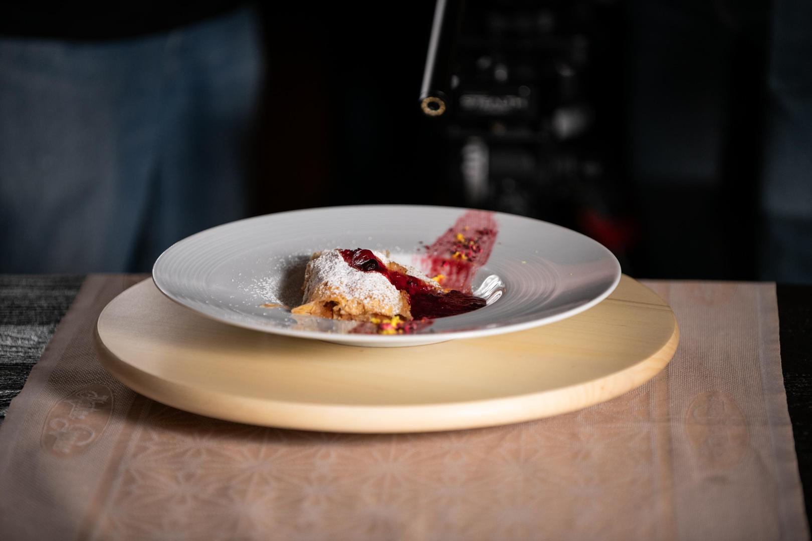 Od putovanja vlakom nekadašnjim rutama Austro-Ugarske, do mirisa tradicionalnih jela koja se prenose generacijama, serijal uspijeva istodobno probuditi nostalgiju i inspirirati gledatelje da sami zavire u stare kuharice svojih baka. Prve tri epizode vodile su gledatelje kroz povijest i tradiciju jela, otkrivajući zanimljive priče iz njihova nastanka.