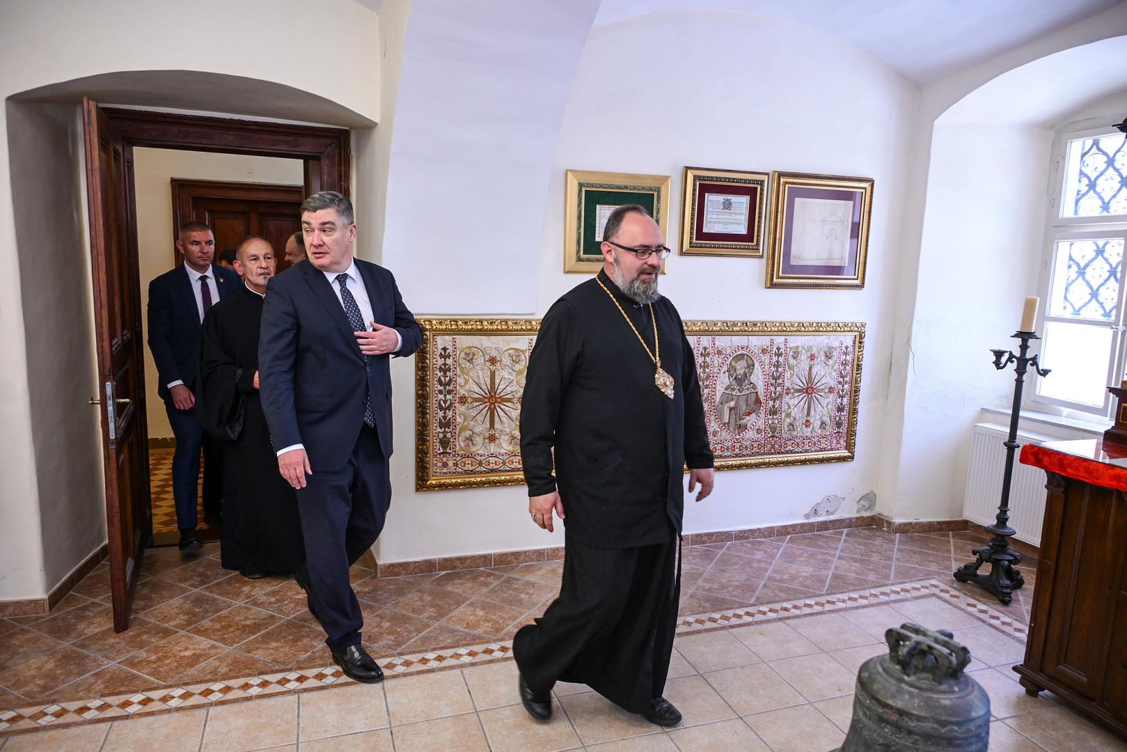 "Ona je bila zalijepljena na zid. Ne volim raditi reda, došao sam na službenu dužnost, i to je uostalom bio njen osobni izbor", prisjetio se predsjednik te dodao da u Uredu predsjednika nema drugih religijskih obilježja. 

