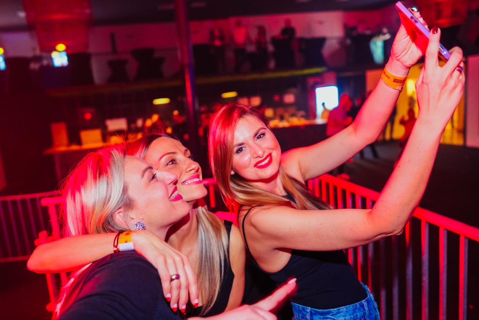 Popularni radio za mlade - ENTER Zagreb proslavio je jubilarni 10 rođendan u velikom stilu. Za vrhunski provod pobrinuli se ni manje ni više nego Vanillaz, Joe2Shine, VSNA, Anakin, ali i Enterove DJ snage Discopolis, Vonn Z, Omnious i Matteo.