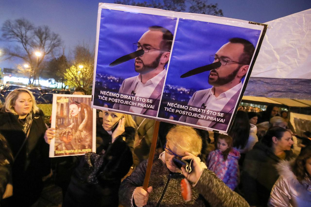 Zagreb: Prosvjed majki odgojiteljica ispred Gradskog poglavarstva