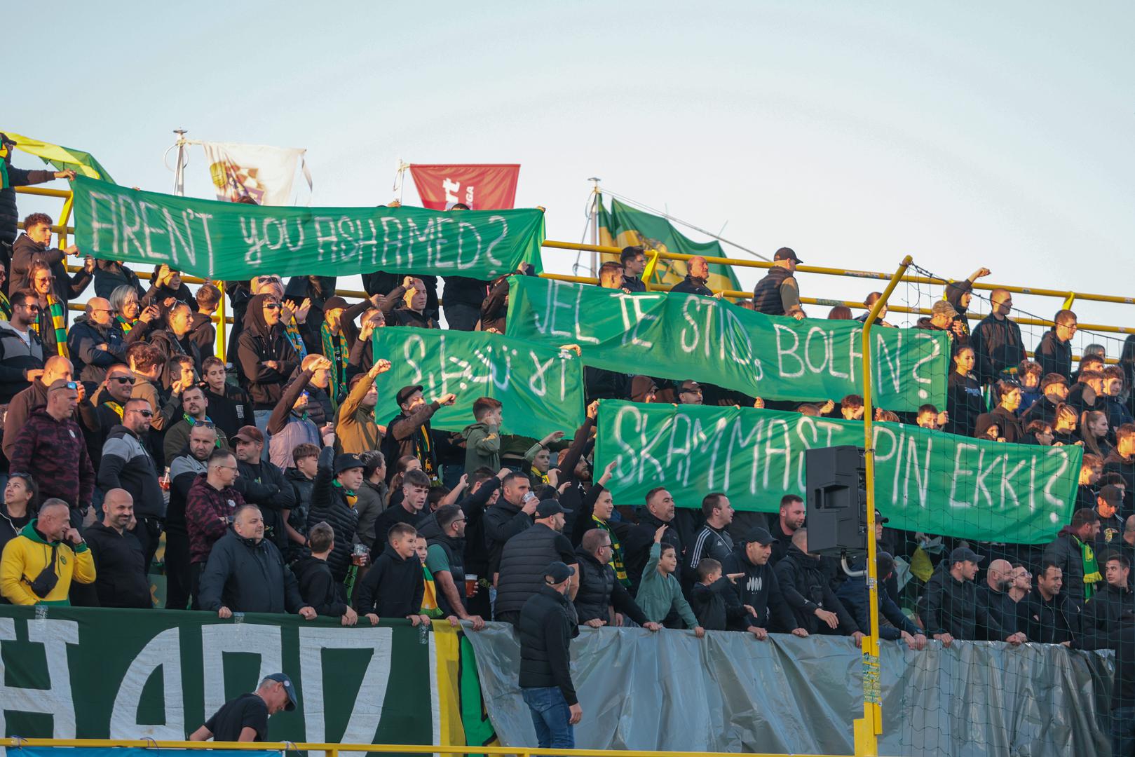 Pogledajte atmosferu na tribinama.