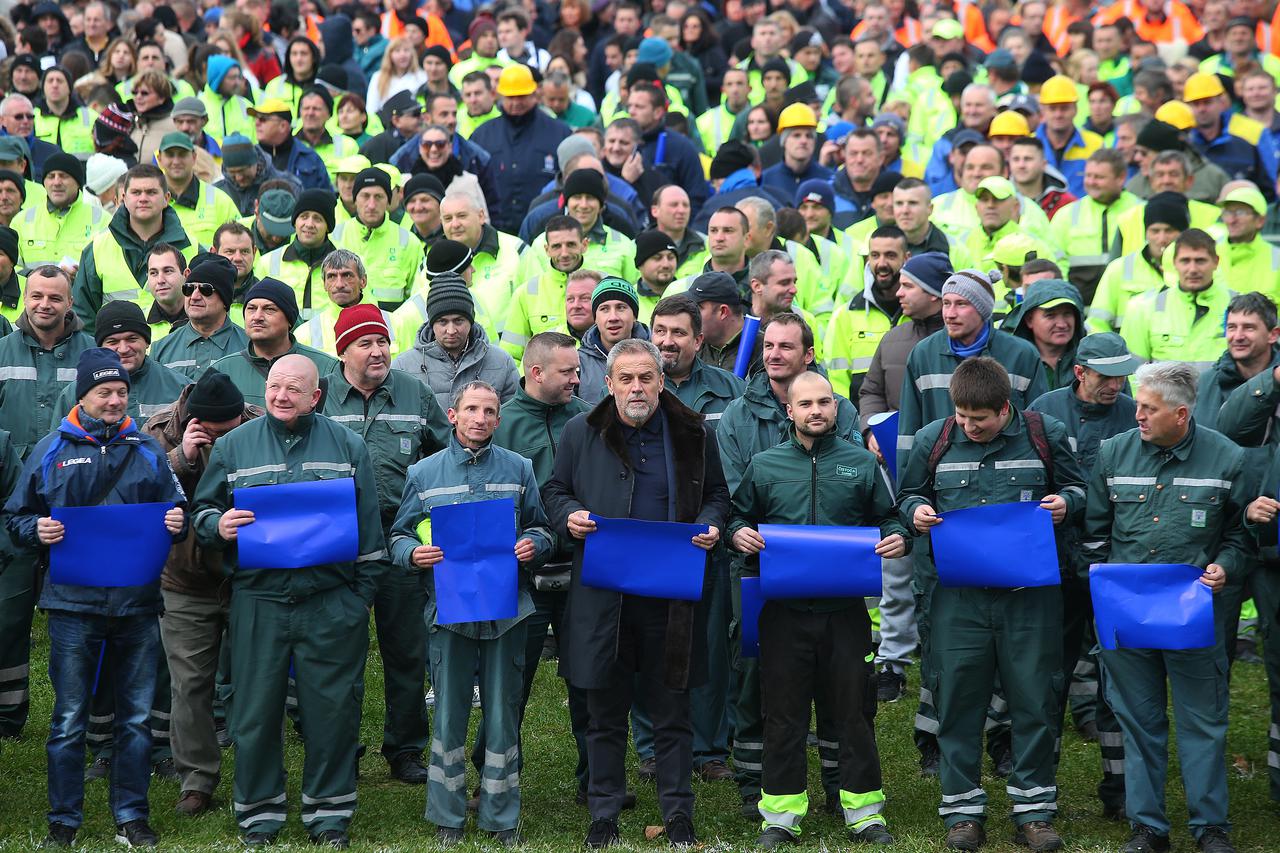 Fotografija svih djelatnika Zagreb holdinga na celu s gradonacelnikom Milanom Bandicem. 