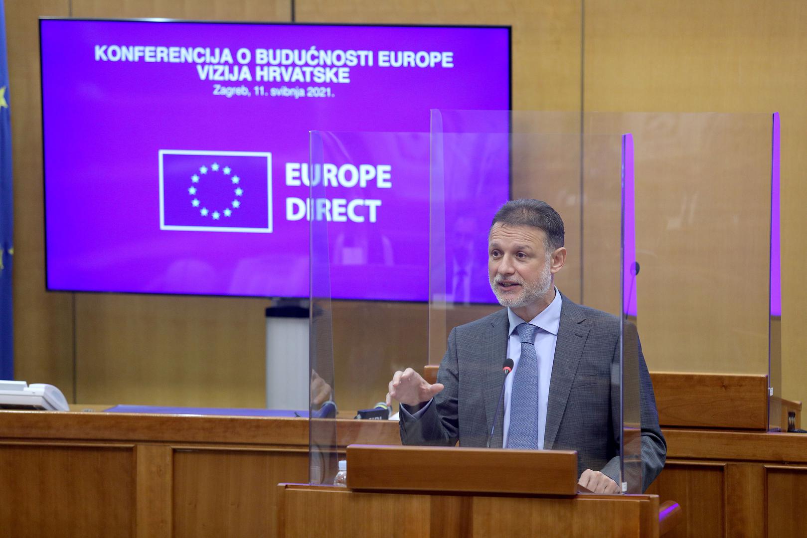 11.05.2021., Zagreb - Predsjednik Hrvatskoga sabora Gordan Jandrokovic otvorio je danas "Konferenciju o buducnosti Europe – vizija Hrvatske". Konferenciju je organizirao Hrvatski sabor i Ured Europskog parlamenta u Hrvatskoj, u suradnji s Predstavnistvom Europske komisije u Hrvatskoj i Mrezom centara Europe Direct u Hrvatskoj. Na pocetku konferencije Gordan Jandrokovic pozdravio je robota.Photo: Patrik Macek/PIXSELL