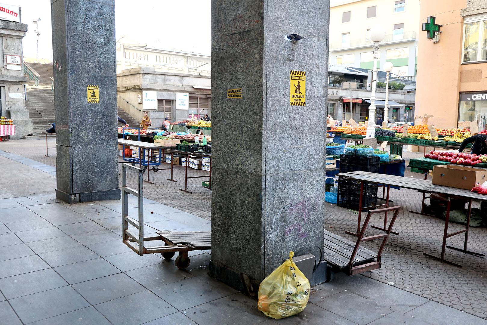 Netko se, međutim, na zabranu oglušio te je stavio žutu vrećicu s otpadom točno ispod naljepnice. 