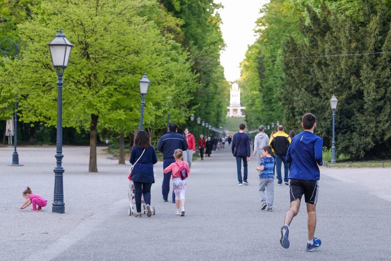 Mnogi građani iskoristili lijep proljetni dan za šetnju Maksimirom